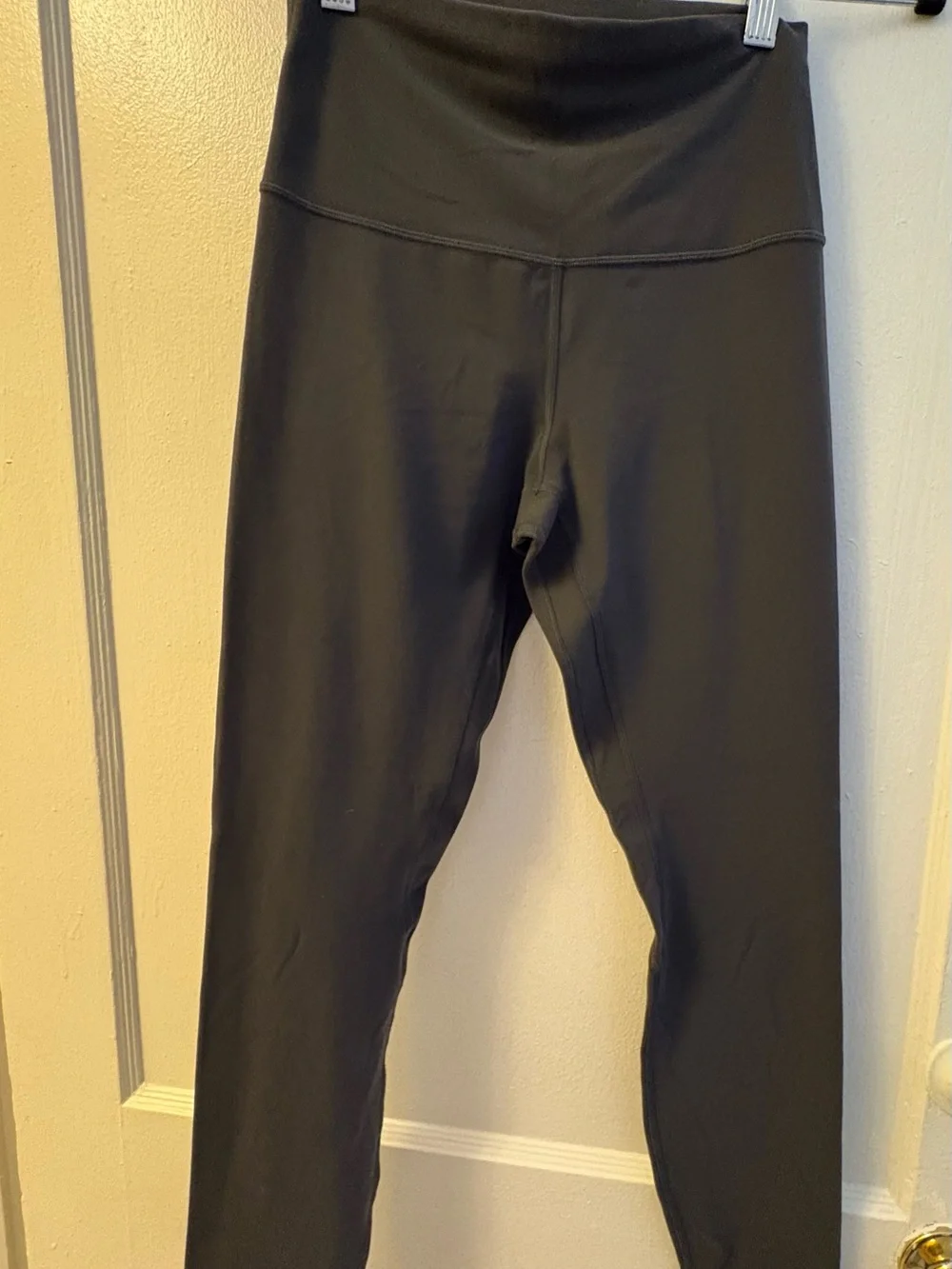 lululemon athletica Align high rise Leggings in titanium, size 6 inseam 25”